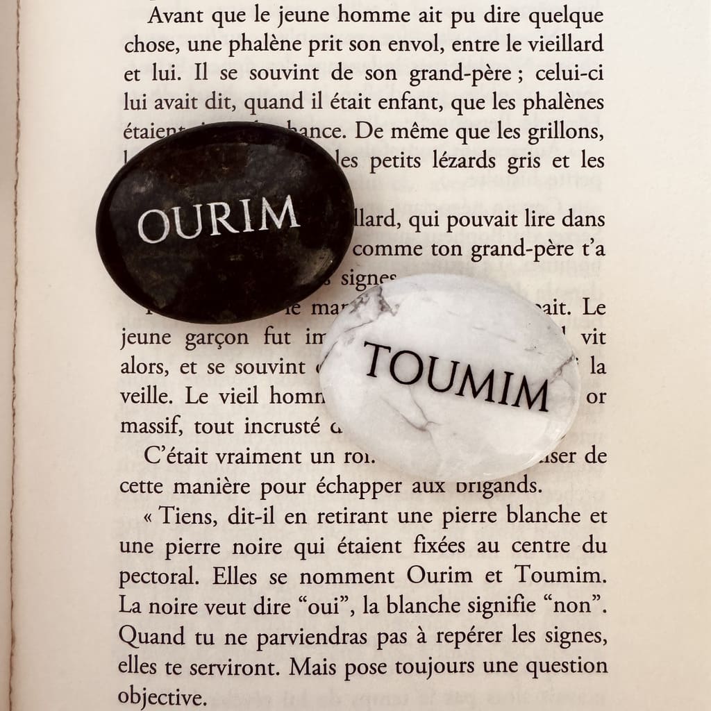 Pierres Ourim et Toumim gravées, posées sur le passage du livre L’Alchimiste expliquant leur signification.